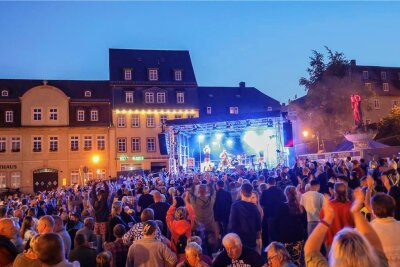 Grand Prix sorgt auch mitten in der Stadt Hohenstein-Ernstthal für Partystimmung - Auf dem Altmarkt in Hohenstein-Ernstthal ließ sich Samstagnacht die Andreas- Gabalier-Double-Show feiern.