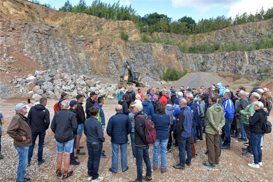 Granitsteinbruch in Naundorf erstmals für Besucher zugänglich: Resonanz ist groß - Mehr als 350 Besucher schauten sich im Granitsteinbruch in Naundorf um.