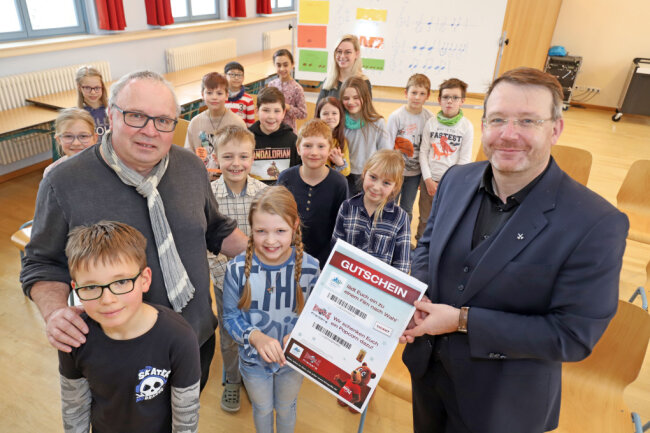 Freibergs Oberbürgermeister Sven Krüger (r.) und Kinopolis-Betriebsleiter Thomas Erler überbrachten den Kindern der Körner-Grundschule die Kino-Gutscheine.