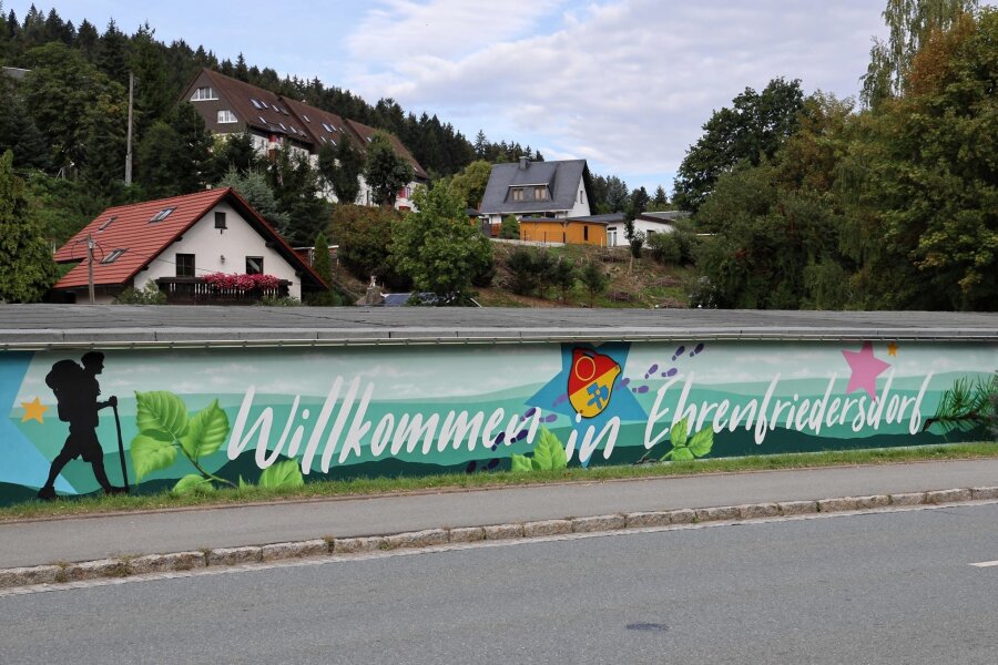 Grauer Garagen-Flair und bunte Kunst in einem Fest im Erzgebirge vereint - Mehrere Tage sprühten die Graffiti-Künstler an der Garagenrückseite an der B 95.