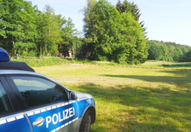Grausiger Fund hält eine Stadt in Atem - Unweit der Bushaltestelle Schweizerhaus wurde die Leiche eines Babys gefunden.