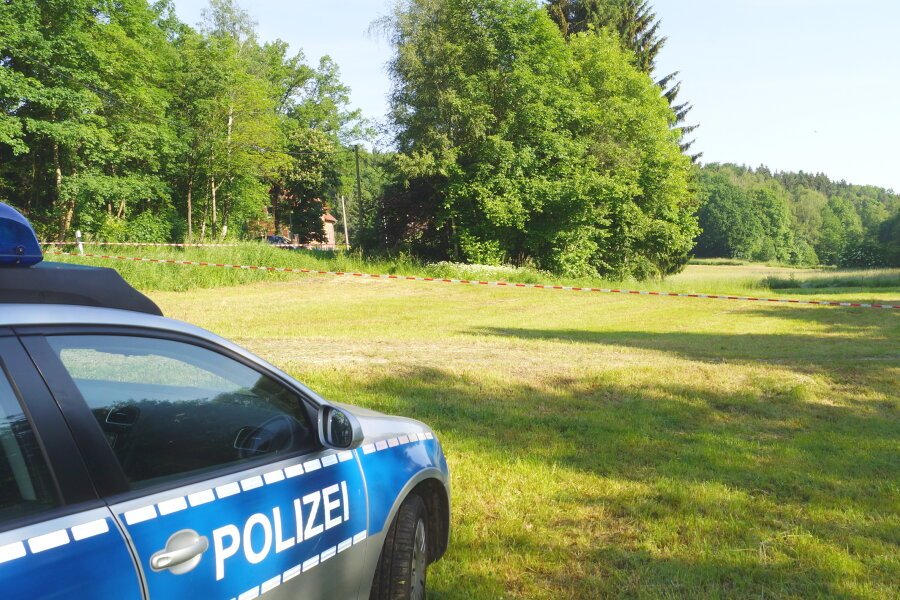 Grausiger Fund hält eine Stadt in Atem - Unweit der Bushaltestelle Schweizerhaus wurde die Leiche eines Babys gefunden.