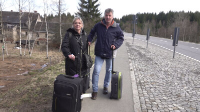 Grenze zu Tschechien dicht: Urlauber sitzen fest - Die Urlauber Monika Kurschus und Roland Flügler strandeten in Reitzenhain an der Grenze.