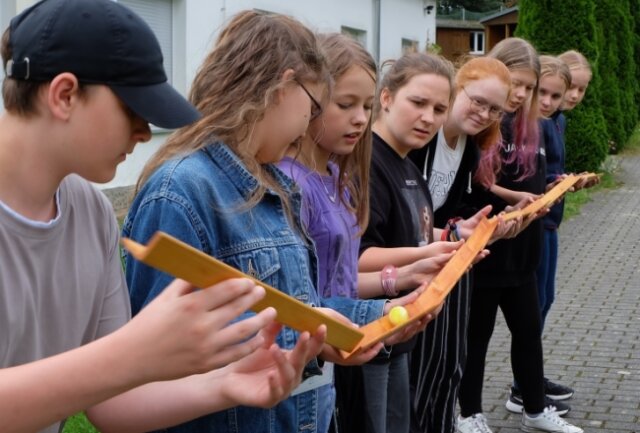 Grenzenloses Miteinander unter Jugendlichen - Deutsche und tschechische Jugendliche sind in dieser Woche beim Internationalen Jugendtreff des Kreisjugendrings in der Tabakstanne Thalheim zu Gast. Zum Kennenlerntag sollten die Zehn- bis 14-Jährigen eine Kugel transportieren, ohne sie mit den Händen zu berühren. 