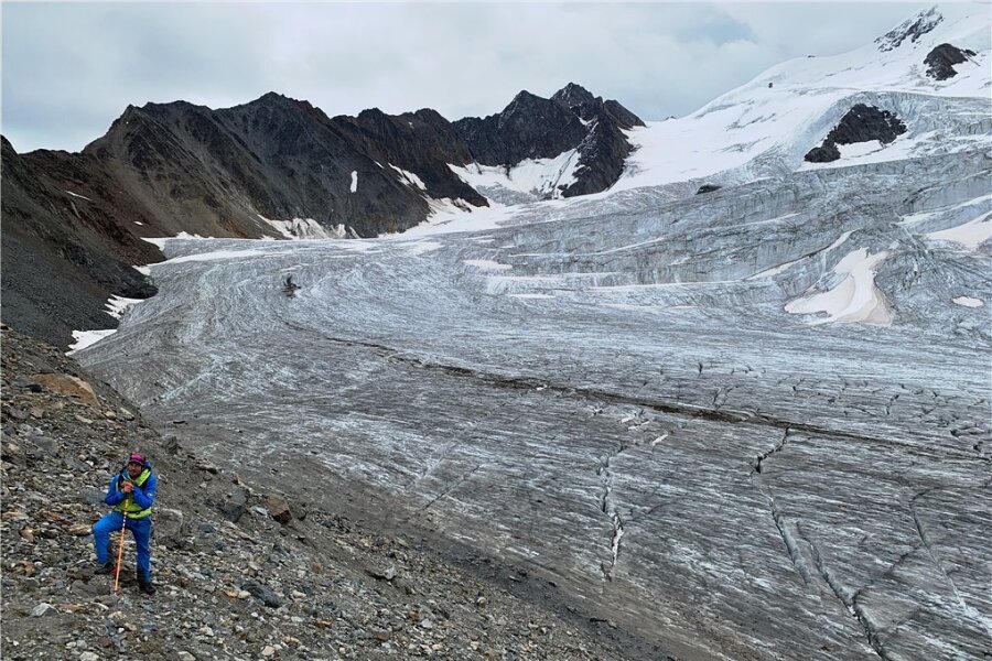 Grenzerlebnis am Gletscher - Demut vor der Natur: Bergführer Raphael Eiter am Taschachgletscher, der sich heute noch acht Kilometer in Richtung Pitztal schiebt.