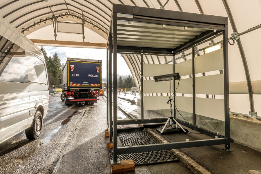 Grenzkontrollen im Erzgebirge verlängert: Bundespolizei Chemnitz registriert in zweieinhalb Monaten knapp 140 unerlaubte Einreisen - Zum Schutz vor Regen, Schnee und Wind wurde an der deutsch-tschechischen Grenze an der B 174 dieses Zelt für Kontrollmaßnahmen errichtet.