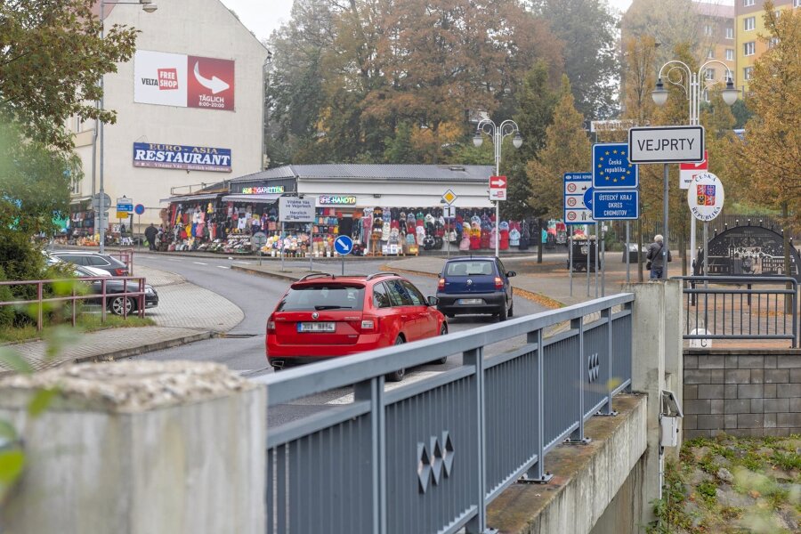Grenzkontrollen: Lohnt sich der Tanktrip nach Tschechien noch? - In Bärenstein ist es bislang zu keinen langen Wartezeiten aufgrund der angekündigten stationären Kontrollen gekommen.