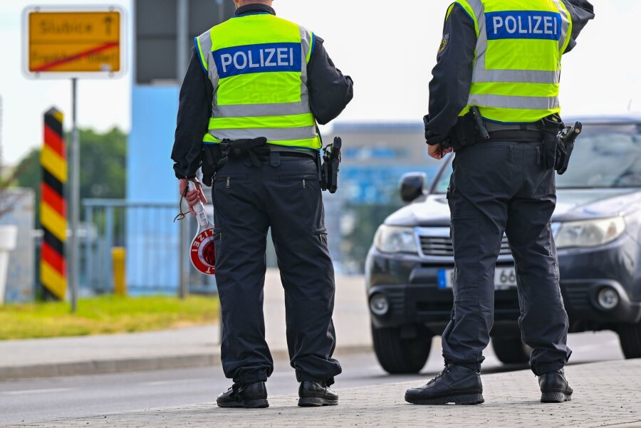 Beamte der Bundespolizei stehen am deutsch-polnischen Grenzübergang Stadtbrücke in Frankfurt (Oder).