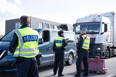 Grenzkontrollen: Nur 470 Zurückweisungen in fünf Monaten - Bundespolizisten kontrollieren an der Autobahn 17 Prag-Dresden den Einreiseverkehr aus Tschechien.