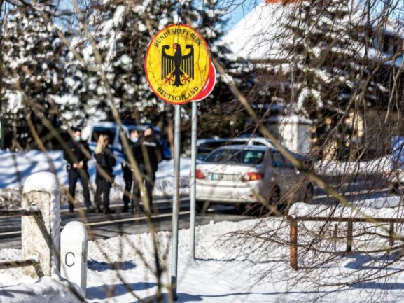            Polizisten kontrollieren Autofahrer am deutsch-tschechischen Grenzübergang.