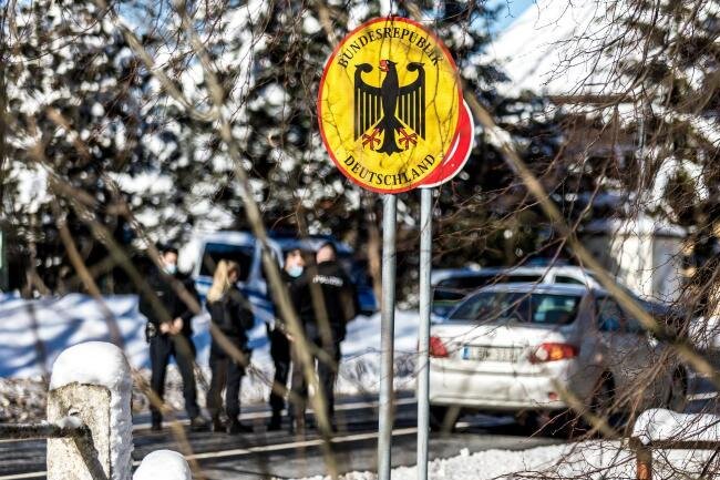            Polizisten kontrollieren Autofahrer am deutsch-tschechischen Grenzübergang.