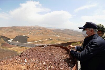 Grenzmauer soll afghanische Flüchtlinge vor der Türkei stoppen - Der türkische Verteidigungsminister Hulusi Akar steht an der türkisch-iranischen Grenze in der Provinz Van. 