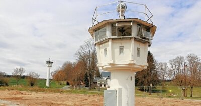 Grenzmuseum steckt mitten im Umbau - Der Beobachtungsturm im Vordergrund stammt aus Blankenstein. Er wurde niedriger als im Original aufgebaut, um ihn besser besteigen zu können.