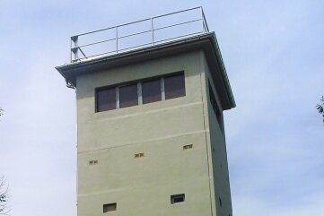 Grenzturm von außen saniert - Die Betonhülle des Grenzturms wurde jetzt saniert. 