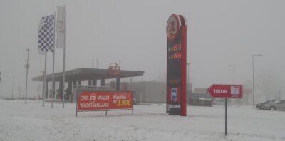 Grenzverkehr: Ruhe vor dem Sturm? - Dicht im Nebel präsentierte sich am Dienstagmittag der Duty-free-Shop am Grenzübergang Ebmath. Das lockte nur wenige Kunden. 