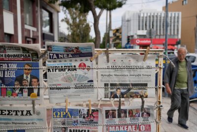 Griechische Journalisten streiken wegen hoher Preise - Zeitungen an einem Verkaufsstand in Athen.