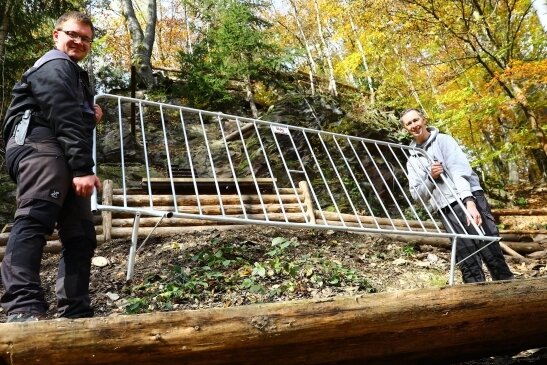 Franz Siebert (24/l.) vom Getzen-Rodeo-Verein und Dirk Uhlmann (45) vom Prolog-Team Hohndorf bauen um den Steilhang und um das Ziel Absperrungen auf.