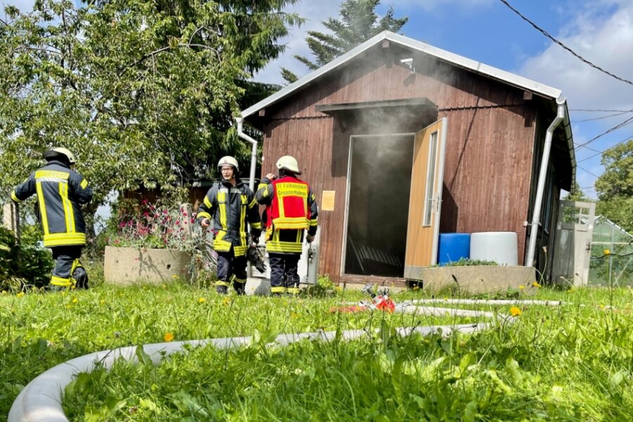 Grillkohle entzündet Gartenhaus in Falkenstein - 