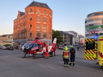 Grillunfall in Chemnitz: Rettungshubschrauber landet am Sonnenberg - Ein Mann, der sich offenbar beim Grillen schwere Verbrennungen am Körper zugezogen hatte, wurde mit einem Rettungshubschrauber in eine Spezialklinik nach Leipzig gebracht.