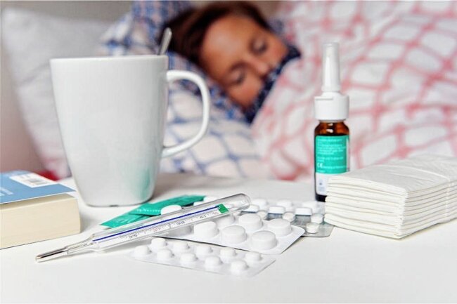 Grippesaison: Seit Oktober 13 Todesfälle im Vogtland - Medikamente, ein heißes Getränk, Taschentücher und ein Fieberthermometer liegen wohl auf jedem Nachttisch von Grippe-Erkrankten. 