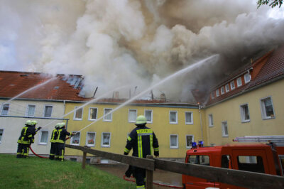 Ein Großbrand in Schneeberg hielt am Freitagabend die Rettungskräfte in Atem.