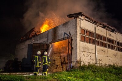 Großbrand: Lagerhalle in Neumark in Flammen - 