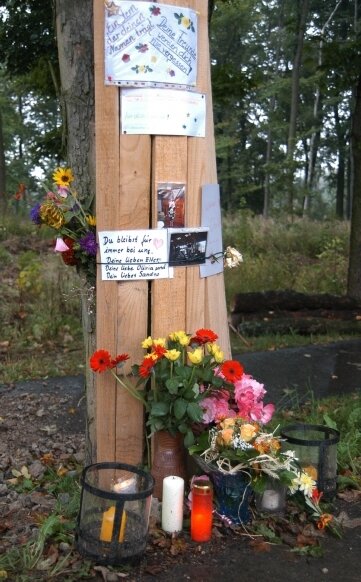 Große Betroffenheit nach Tod eines elfjährigen Radfahrers - 
              <p class="artikelinhalt">Kerzen und Blumen erinnern an der Unfallstelle an das tragische Geschehen. </p>
            
