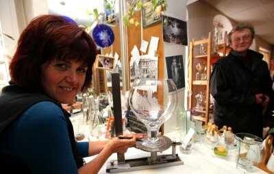 Großer Ansturm in Werkstätten - 
              <p class="artikelinhalt">Glasveredlungsmeisterin Marion Fischer von der Glaskunst in Augustusburg überzeugt durch Können. Sie hat schon vielen Pokalen zu imposanten Aussehen verholfen. Toni Söll</p>
            