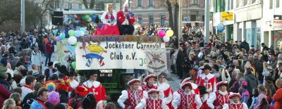 Großer Karnevalsumzug lockt Menschenmassen an - Menschenmassen säumten die Neundorfer Straße, als die Wagenkolonne der vogtländischen Karnevalisten in Richtung Altmarkt zog.
