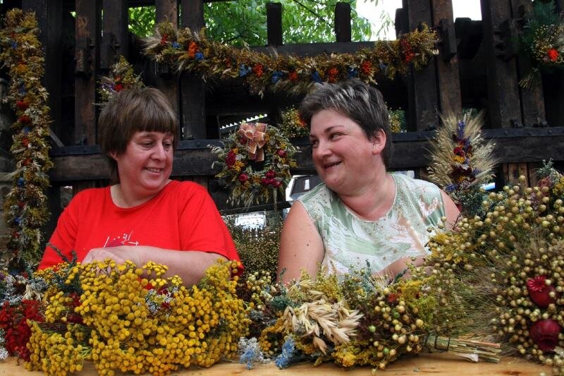 Großes Fest für eine betagte Dame - 
              <p class="artikelinhalt">Karin Thiele (links) und Heike Jantsch gestalten die Blumendekoration für das Pockauer Leinölfest - unter anderem die Girlanden für die Festwagen beim traditionellen Umzug. </p>
            