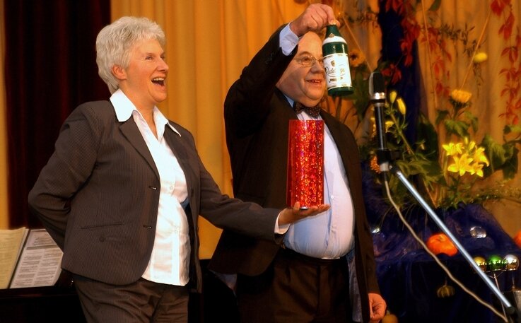 Großes Wiedersehen bei Geburtstagsshow zum 60-Jährigen - 
              <p class="artikelinhalt">Zu den Jubiläumsgästen gehörten auch die Ulans. Sie zauberten etwa aus leeren Hülsen volle Flaschen auf die "Erzhammer"-Bühne.</p>
            