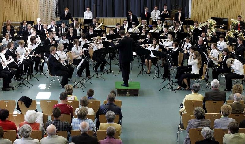 Groß-Orchester bläst furioses Feuerwerk - 
              <p class="artikelinhalt">Mehr als 100 Musiker der Jugendblasorchester Thum und Leipzig haben am Sonntagnachmittag in der Franz-Mehring-Halle Johanngeorgenstadt ein gemeinsames Konzert gestaltet.</p>
            