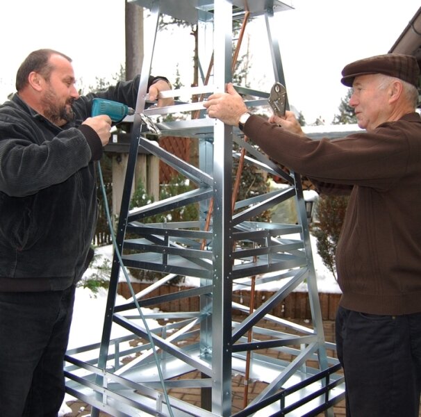 Großvoigtsberger packt das Jubiläumsfieber - 
              <p class="artikelinhalt">Jürgen Büttner (l.) und Harald Thiel bauen ein Modell des Großvoigtsberger Funkturms für den Festumzug nach.</p>
            