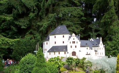 Der Nachbau des Schlosses Wolkenstein im "Klein Erzgebirge" im Sommer.
