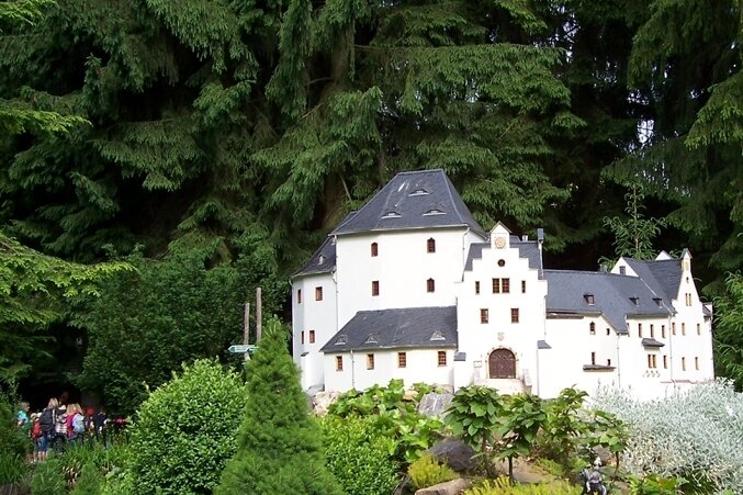Der Nachbau des Schlosses Wolkenstein im "Klein Erzgebirge" im Sommer.