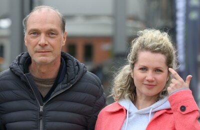 Gröschel und Brambach bleiben "Tatort" treu: Ab 2026 als Duo - Die Schauspieler Martin Brambach und Cornelia Gröschel stehen bei einem Fototermin am Set zu den Dreharbeiten des neuen MDR-Tatorts.