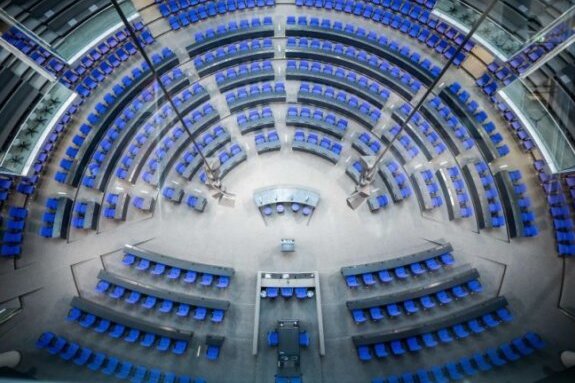 Größer, jünger, weiblicher - neuer Bundestag nimmt Arbeit auf - Blick in den Plenarsaal des Deutschen Bundestags mit der neuen Sitzanordnung für die 20. Legislaturperiode. 