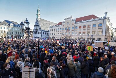 Größte Demo in Zwickau seit Jahren: 4000 Menschen gehen gegen Rechtsextremismus auf die Straße - Demonstration für Weltoffenheit, Demokratie und Menschenwürde am Sonntagnachmittag auf dem Hauptmarkt in Zwickau.