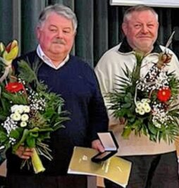 Größte Ehre für zwei Dauerbrenner - Jürgen Haase und Andreas Roscher (r.) erhielten die höchste Auszeichnung des Landessportbundes Sachsen, die Ehrenplakette. 
