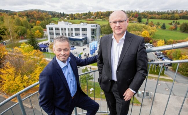 Größte Investition geschafft - Die IAMT-Geschäftsführer Jan Scholten (links) und Volker Treichel vor dem neuen Bürogebäude in Weischlitz.
