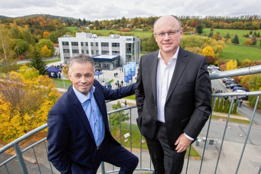 Größte Investition geschafft - Die IAMT-Geschäftsführer Jan Scholten (links) und Volker Treichel vor dem neuen Bürogebäude in Weischlitz.