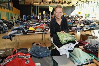 Größter Kleiderbasar im Vogtland startet diese Woche - Helferin Isabell Zimmer bei der Vorbereitung des Herbstbasars in der Musikhalle Markneukirchen. 