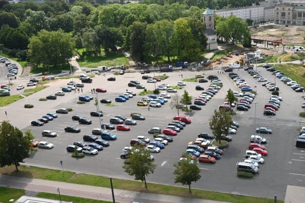 Größter Parkplatz in der Innenstadt fällt weg - Blick auf den Parkplatz an der Johanniskirche: Die Stellflächen fallen ab kommendem Montag weg. 