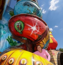 Größter Rummel im Vogtland startet - Durch eine zehn Meter hohe Rutsche sausen, fiktiv Luftballons zertreten oder mit Wasserspielen Spaß haben - dies bietet Familie Heine aus Bremen mit ihrem Fahrgeschäft "Happy Family". 