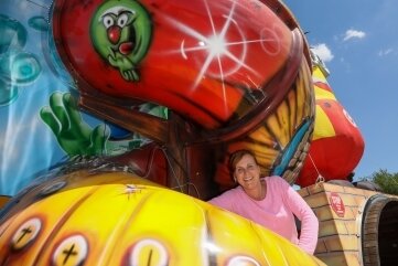 Größter Rummel im Vogtland startet - Durch eine zehn Meter hohe Rutsche sausen, fiktiv Luftballons zertreten oder mit Wasserspielen Spaß haben - dies bietet Familie Heine aus Bremen mit ihrem Fahrgeschäft "Happy Family". 