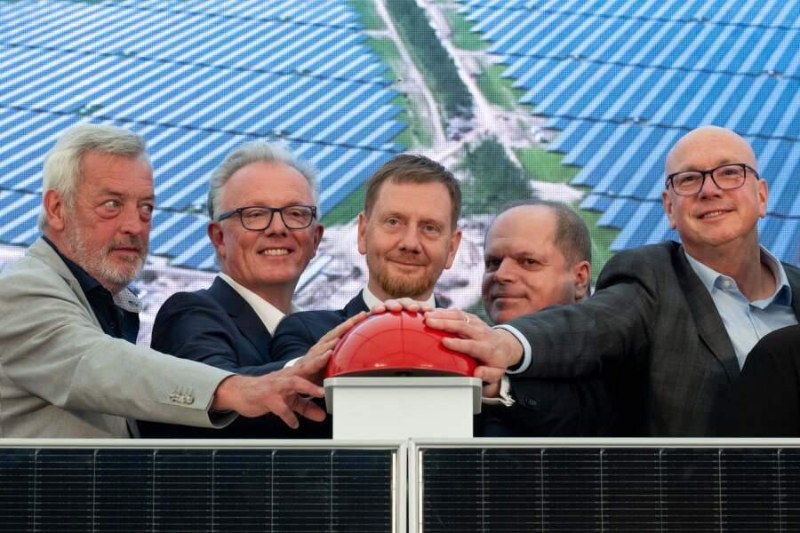 "Größter Solarpark Deutschlands" bei Leipzig in Betrieb - Mit einer symbolischen Inbetriebnahme ist der Energiepark Witznitz offiziell ans Netz gegangen. Auch dabei: Sachsens Ministerpräsident Michael Kretschmer (M).