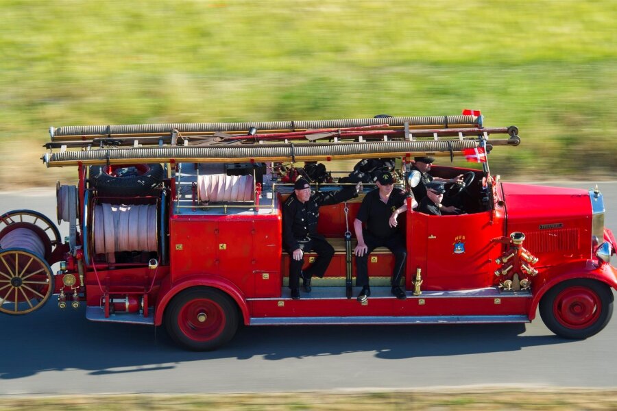 Größtes Blaulicht-Treffen kommt ins Erzgebirge? Kurort will Feuerwehrsternfahrt ausrichten - Auf einer internationalen Feuerwehrsternfahrt gibt es auch historische Löschfahrzeuge zu bewundern.
