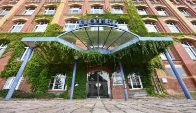 Größtes Hotel in Burgstädt hat die Türen geschlossen - Wilder Wein rankt an der Fassade der Alten Spinnerei in Burgstädt und versetzt das Hotel in einen Dornröschenschlaf. 