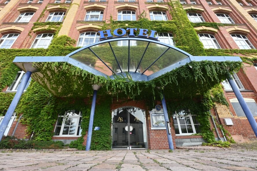 Größtes Hotel in Burgstädt hat die Türen geschlossen - Wilder Wein rankt an der Fassade der Alten Spinnerei in Burgstädt und versetzt das Hotel in einen Dornröschenschlaf. 