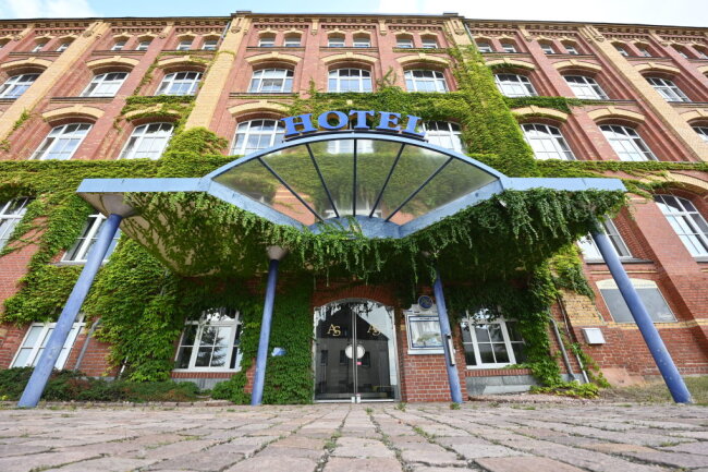 Größtes Hotel in Burgstädt und Umgebung geschlossen - Wilder Wein rankt an der Fassade der alten Alten Spinnerei in Burgstädt und versetzt das Hotel in einen Dornröschenschlaf. 